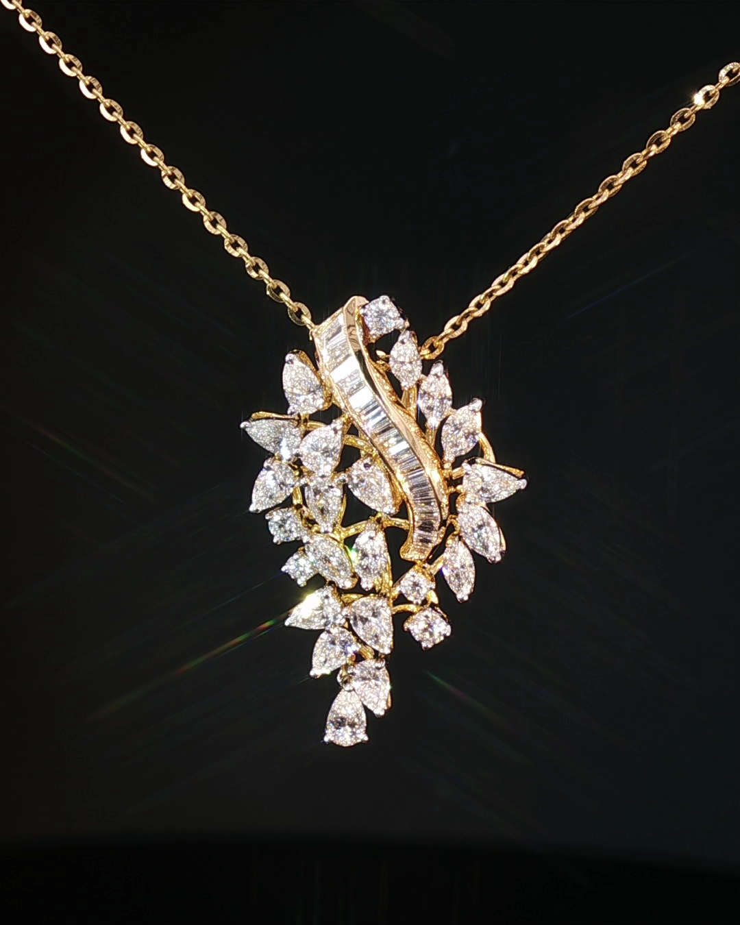 Pear-Shaped Brilliant-Cut Diamond Teardrop Pendant in Yellow Gold
