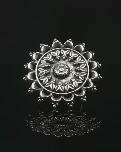 Antiqued Silver Floral Motif Cocktail Ring
